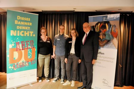 Zwei Projekte zur Demokratieförderung werden inhaltlich miteinander verbunden. Auftaktveranstaltung war in der Wewelsburg.